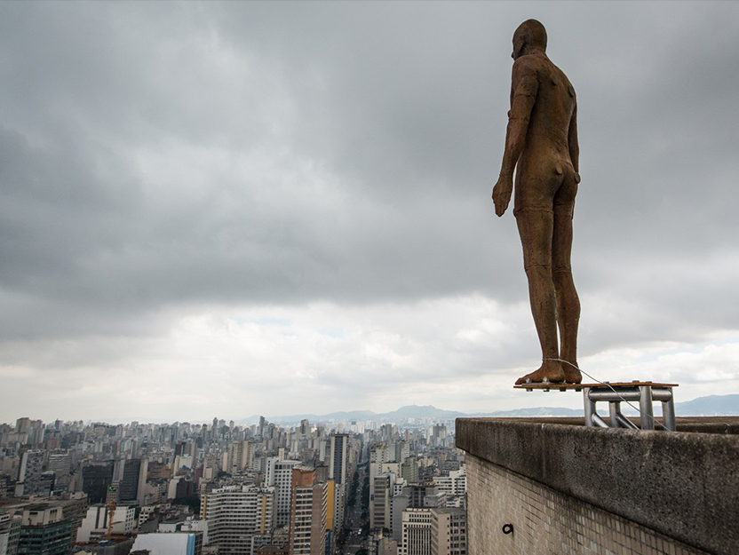 Человеческие статуи появились на крышах Сан-Паулу