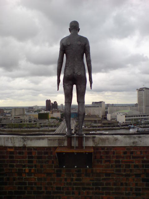 Человеческие статуи появились на крышах Сан-Паулу