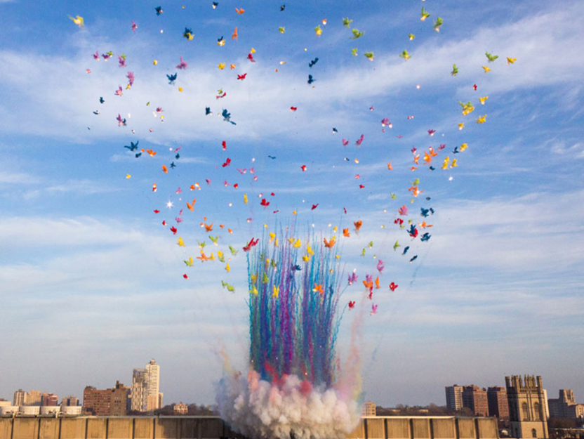 Художник организовал разноцветный взрыв в память о первой ядерной реакции