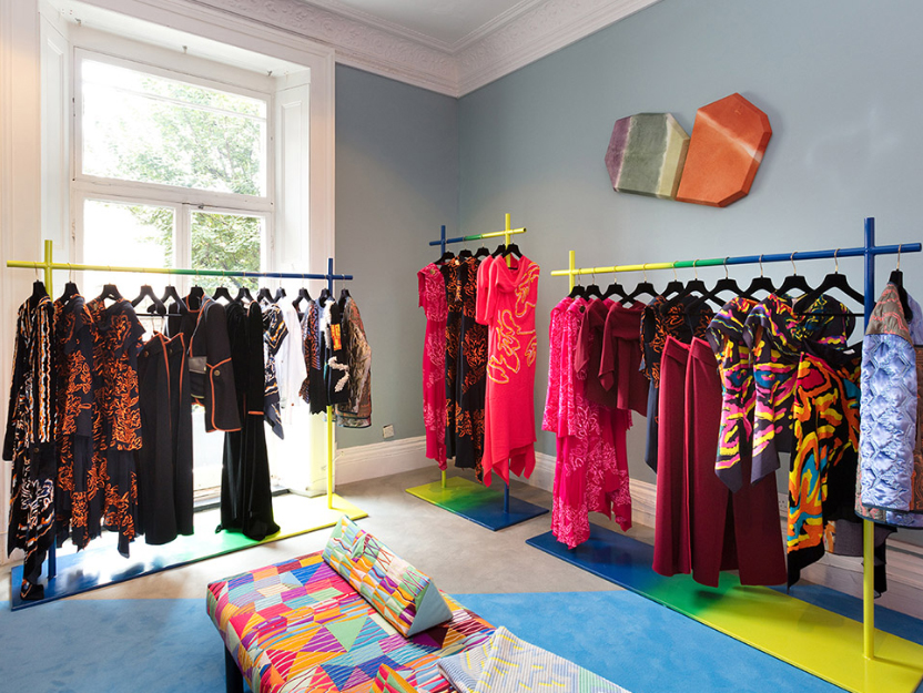 Британский дизайнер представил коллекцию одежды на фоне мебели