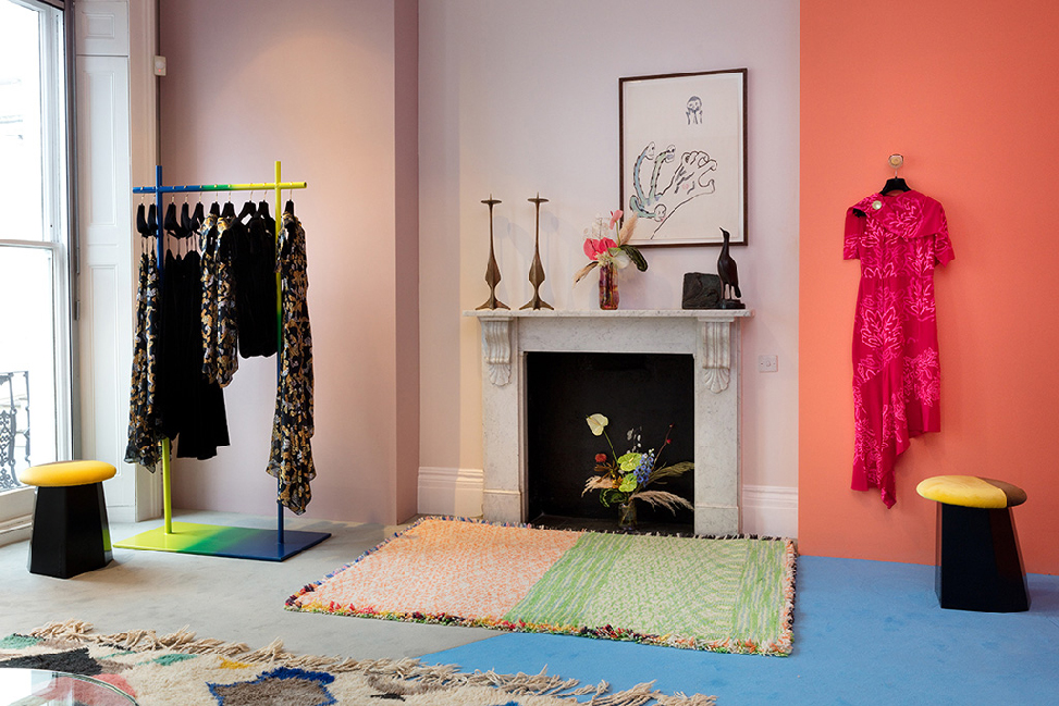 Британский дизайнер представил коллекцию одежды на фоне мебели