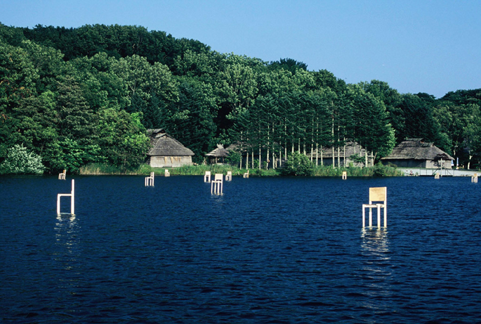 Художник из Японии поставил стулья на поверхности озера