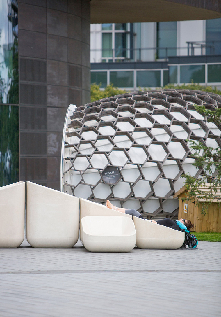 В Лондоне поставили уличные кресла из бетона