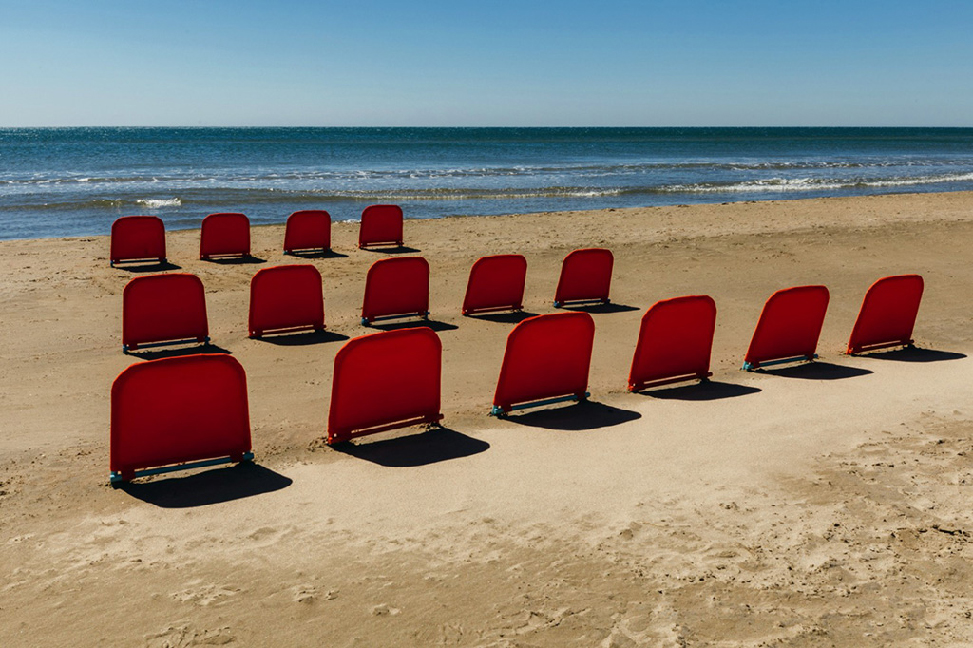 Французские дизайнеры представили коллекцию мебели для пляжа