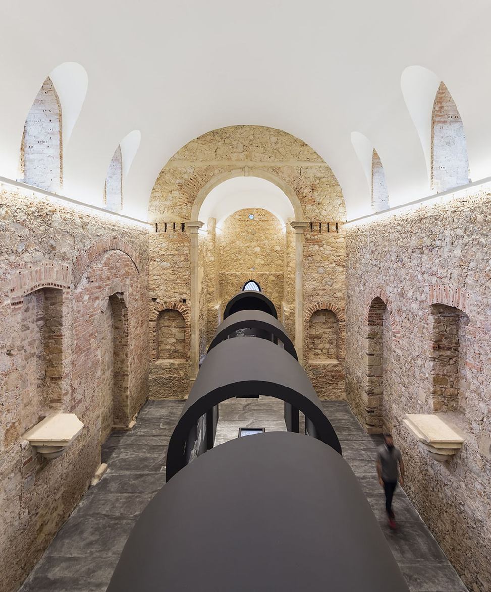 Архитекторы создали выставочные стенды в португальской церкви
