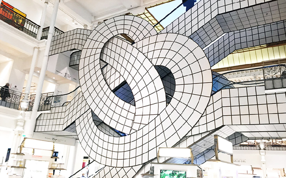 Аргентинский дизайнер завязал в узел эскалатор в универмаге Парижа