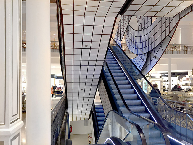 Аргентинский дизайнер завязал в узел эскалатор в универмаге Парижа